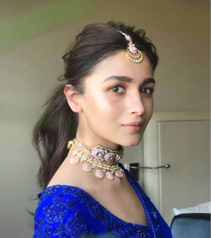 आलियाची ही हेअर स्टाईल लेहेंग्यावर अतिशय सुंदर दिसते. केसांचा मध्ये भांग पाडून पोनीटेल बांधण्याचा ट्रेंडही सध्या सर्वचजण फॉलो करताना दिसून येतात. 