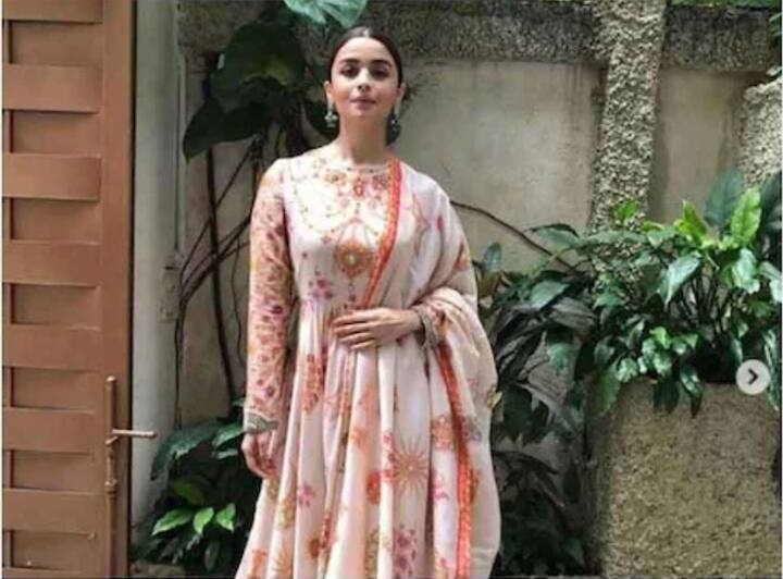 आलिया ज्युस पिण्यापेक्षा जास्तीत जास्त फळ खाणं पसंत करते. फळ खाल्याने शरीराला मोठ्या प्रमाणात फायबर्स मिळतात. या फायबर्सला ज्युस बनवताना गाळून वेगळे केले जाते. यामुळे शरीराला काहीच फायदा होत नाही उलट पचनक्रियेवर नकारात्मक परिणाम होतो. आयुर्वेदातही ज्युस पिण्याऐवजी फळ खाणे सुचविलेले आहे.