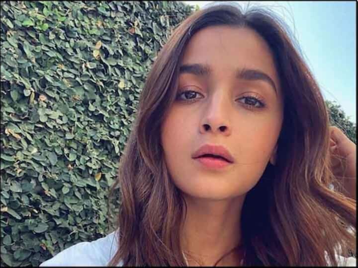 आलिया सूर्यास्तापूर्वी जेवण करणं पसंत करते आणि जेवण कमीत - कमी करण्याचा प्रयत्न करते.  आयुर्वेदातही ही गोष्ट सांगितलेली आहे कि, रात्रीचे जेवन सूर्यास्ताआधी व्हायला हवे. कारण चांगल्याप्रकारे जेवनाचे पचन व्हायला हवे आणि शरीराची बायोलॉजिकल घडी विस्कटता कामा नये.