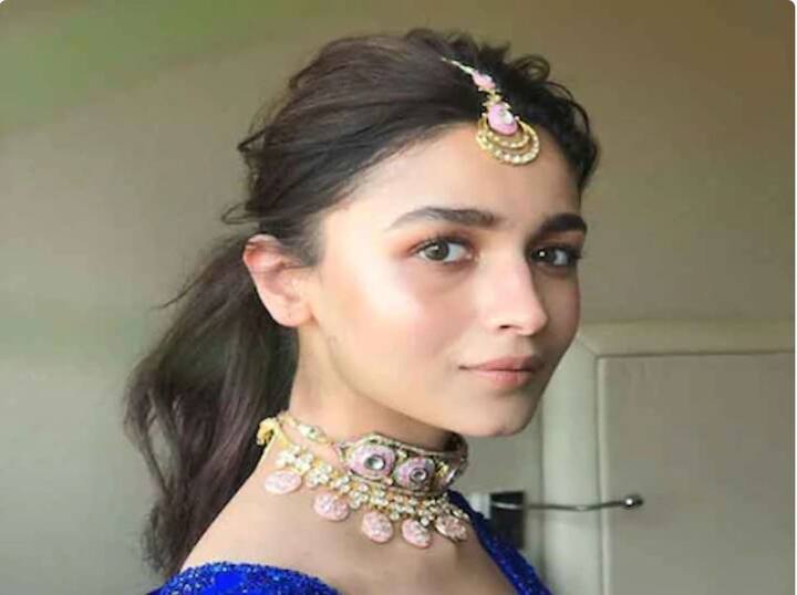 आलिया तिच्या जवळील एका हेल्थ अॅण्ड फिटनेस स्पामध्ये शिकली की, चांगले पचन होण्यासाठी जेवणाच्या थोडा वेळ आधी आणि जेवल्यानंतर थोड्यावेळाने एकाच वेळी भरपूर पाणि पिऊ नये. तहान लागल्यावर तुम्ही या गोष्टीचं सेवन करु शकता जे तुमची तहान शांत करतील. जसं काकडी, दही इत्यादी. तुम्ही खाऊ शकता. आयुर्वेदानुसार त्वेचाला आणि शरीराला तंदुरुस्त ठेवण्यासाठी जास्तीत जास्त प्रमाणात कंदमुळं खायला हवीत. आलियाही खाणं पसंत करते. जसे, काकडी, मुळा, स्वीट पोटॅटो, सलगम, जिमीकंद, अरबी इत्यादी.