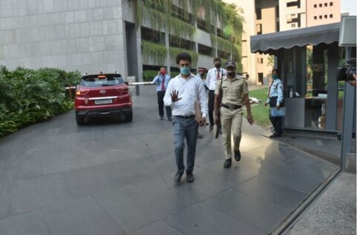 आयकर विभागाचे अधिकारी बाहेर पडत असताना गेटवर त्यांचे फोटो काढले जात होते. त्यावेळी त्यांनी फोटो काढण्यासही मनाई केली. 