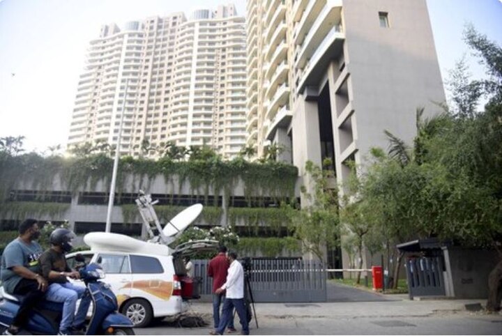 आयकर विभागाच्या सूत्रांच्या माहितीनुसार, या छापेमारीत अनेक इलेक्ट्रॉनिक्स डिवाईस आणि कागदपत्रांची तपासणी करण्यात आली. 