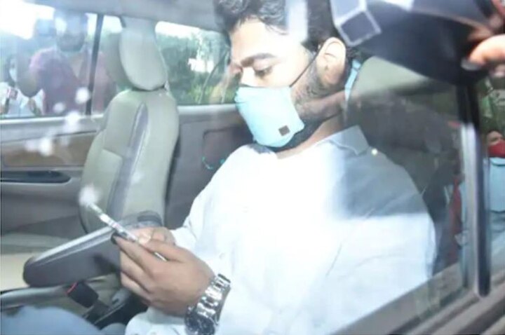 आयकर विभागाने मुंबई, पुणे येथे 22 ठिकाणी छापेमारी केली. अनुराग कश्यपच्या फ्लॅटवरही छापा टाकण्यात आला. आयकर विभागाचं पथक फँटम फिल्मच्या कार्यालयातही गेलं होतं. आज देखील ही कारवाई सुरु राहू शकते.