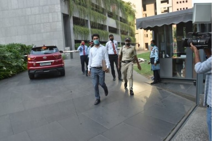  मधू मंटेना यांच्या मुंबईतील घरावरही आयकर विभागाच्या अधिकाऱ्यांनी छापेमारी केली. मधू मंटेना यांची कंपनी क्वान टॅलेंट मॅनेजमेंटच्या अंधेरी येथील कॉमर्स सेंटरवरही आयकरच्या अधिकाऱ्यांनी छापेमारी केली. यानंतर क्वान कंपनीचे चार अकाऊंट्स सीज करण्यात आले.