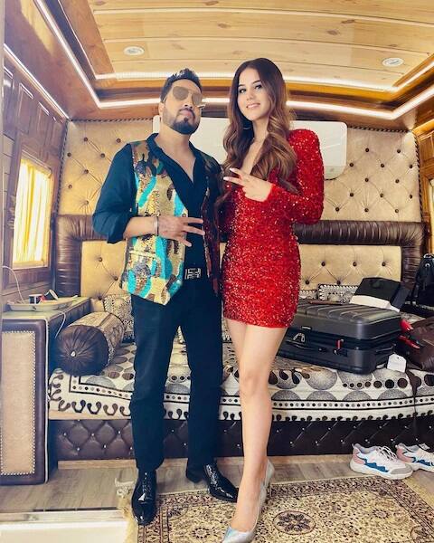 अवीरा सिंह एक मॉडेल असून तिने अनेक मॉडेलिंग असान्मेंट केल्या आहे. सोशल मीडियावर तिच्या फॉलोअर्सची संख्याही चांगली आहे.