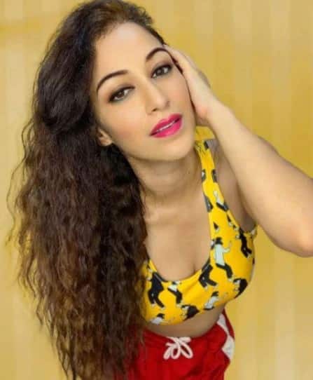 सुनैना भारतीय पेहरावापासून ते पाश्चात्य कपड्यांमध्ये उठून दिसते. तिला ड्रेसिंग स्टाईलसोबत प्रयोग करायला आवडते. ती बर्‍याचदा काहीतरी नवीन करण्याचा प्रयत्न करत असते. (Photo Credit - Instagram)