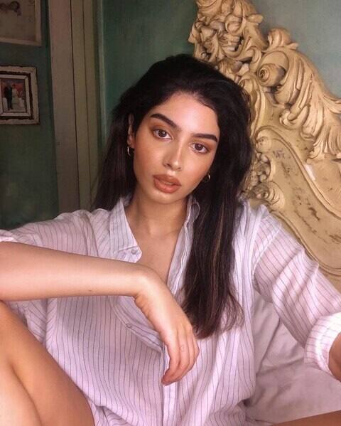 खुशी कपूर: खुशीनेही तिच्या बेडरुमची एक झलक दाखवण्यासाठी फोटो शेअर केले आहेत. त्यामध्ये ती अलीशान पलंगावर पोज जेताना दिसत आहे.