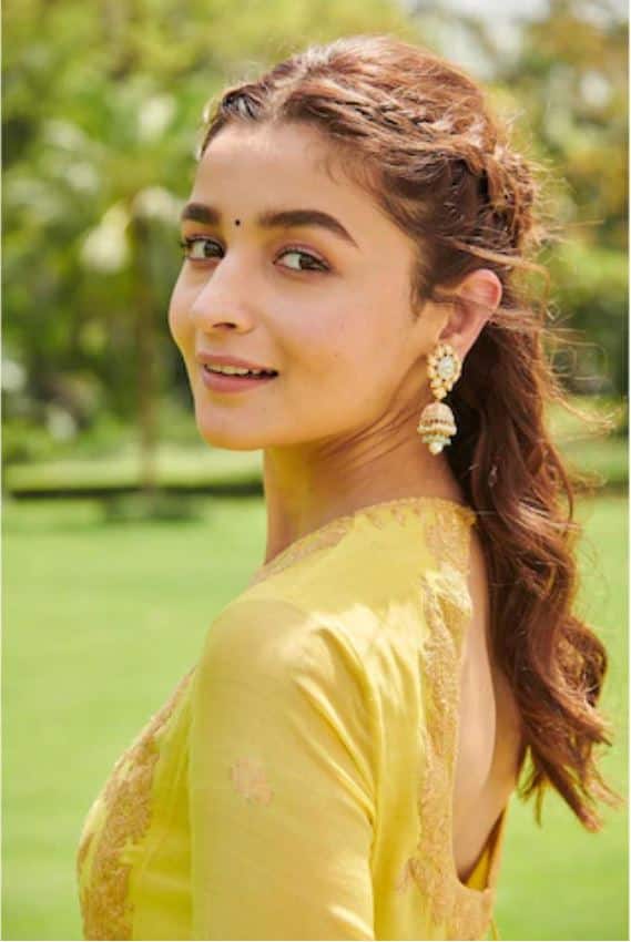 ही ब्रेडिड हेअरस्टाइल पण तुमच्यावर खुलून दिसेल. तुमच्या केसांनाही हटके लूक येईल. यात तुमचे केस थोडे सरळ तर थोडे बाऊंसी दिसतील. या हेअरस्टाइलची खासियत म्हणजे कोणाच्याही मदतीशिवाय तुम्ही घरच्या घरी ही हेअरस्टाईल स्वत:च करु शकता. (Photo Credit - Instagram)