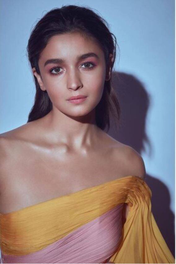 जर तुम्ही काहीतरी भन्नाट, इतरांपेक्षा वेगळी हेअरस्टाईल करण्याच्या शोधात असाल तर आलियाचा हा लूक तुमच्यासाठी योग्य ठरेल.  (Photo Credit - Instagram)