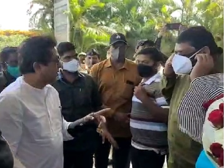 Raj Thackeray skips wearing mask Nashik asks former mayor remove the mask राज ठाकरेंचा 'मास्कद्वेष'! नाशिकमध्येही विना मास्क, स्वागताला आलेल्या माजी महापौरांना म्हणाले 'मास्क काढा'