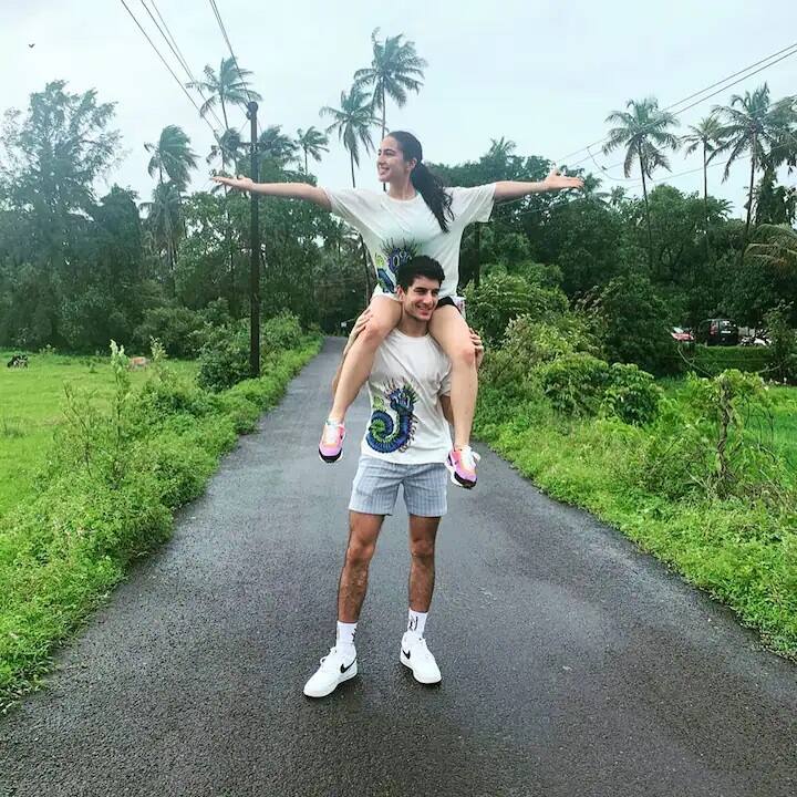 मुख्य म्हणजे इब्राहिम हा अगदी सैफ अली खानसारखाच दिसत असल्यामुळं अनेक चाहत्यांनी हा जणू सैफचा जुळा भाऊच आहे, अशाही प्रतिक्रिया दिल्या आहेत. 