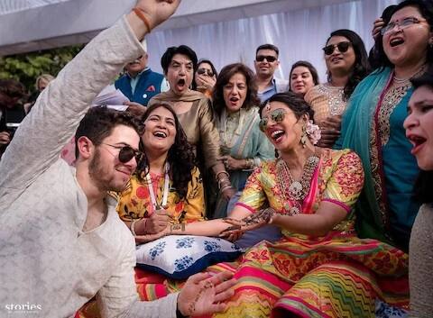 प्रियांकाच्या लग्नसोहळ्यामध्ये भेटवस्तूंपासून ते अगदी विवाहस्थळापर्यंत सारंकाही खूपच खास होतं. 