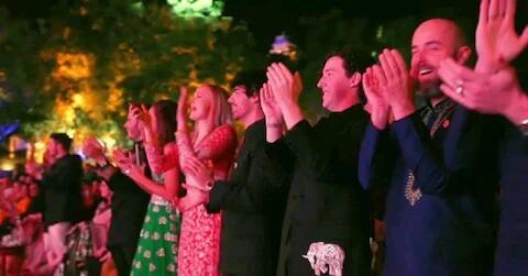 अभिनेत्री प्रियांका चोप्रा हिनं 2018 मध्ये निक जोनास याच्याशी लग्नगाठ बांधली. प्रियांका आणि निकचा विवाहसोहळा जोधपूरमधील उमेदभवन पॅलेस येथे पार पडला. मुख्य म्हणजे फक्त बॉलिवूडच नव्हे, तर हॉलिवूडमध्येही या शाही विवाहसोहळ्याची चर्चा झाली. 