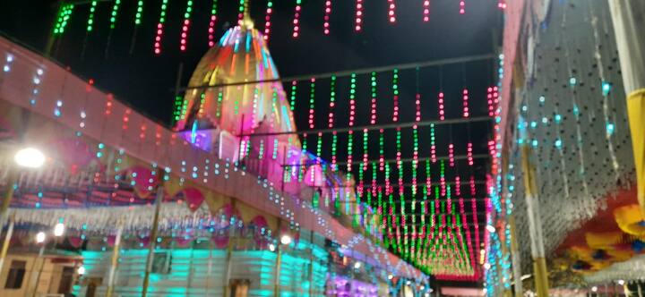मंदिर परिसरात आकर्षक अशी विद्युत रोषणाई देखील करण्यात आली आहे. 