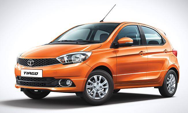 टाटा टियागो (TATA Tiago): हॅचबॅक कार घ्यायची असेल तर टाटा टियागो एक उत्तम कार आहे. कंपनीने नुकतच या कारचं लिमिटेड एडिशन लॉन्च केलं आहे. टाटा टियागोमध्ये बीएस 6 इंजिन आहे. कंपनीने या कारचे 6 वेरियंट लॉन्च केले आहेत. या कारची किंमत 4 लाख 60 हजारपासून सुरू होते. या कारमध्ये 1.2 लीटर पेट्रोल इंजिन मिळेल, जे 86 Ps पावर आणि 113Nm ची टॉर्क जनरेट करते. त्याचबरोबर ही कार 23 किलोमीटर प्रतिलिटरचा मायलेज देते.