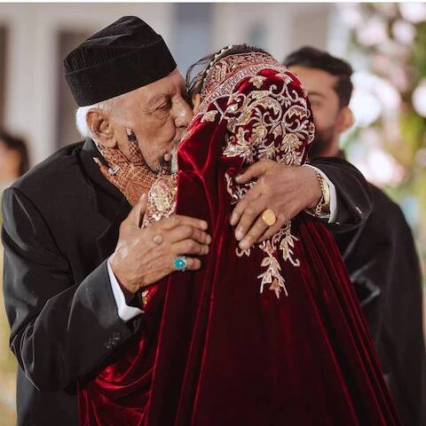 लग्नानंतर गौहरने वडिलांसोबतचा एक सुंदर फोटो शेअर केला होता.