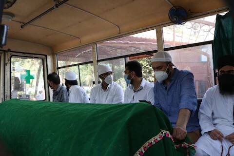 वडिल बरे व्हावेत, म्हणून ती दिवसरात्र प्रार्थना करत होती. माझ्या वडिलांसाठी प्रार्थना करा, असे चाहत्यांनाही तिने आवाहन केले होते.