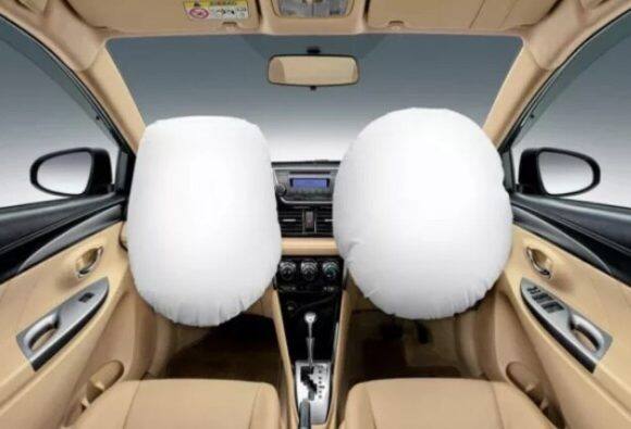 Airbag Mandatory : कारमध्ये पुढच्या सीटवरील प्रवाशांसाठी एअरबॅग अनिवार्य