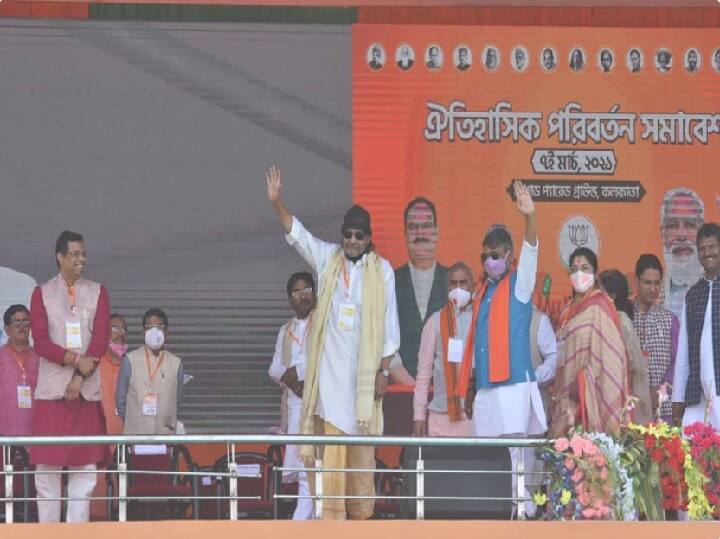BJP Brigade Rally : Actor Mithun Chakraborty reaction after joining BJP from Kolkata Brigade BJP Brigade Rally | अभिनेते मिथुन चक्रवर्तींचा नरेंद्र मोदींच्या उपस्थितीत भाजप प्रवेश; ब्रिगेड मैदानावर फडकावला पक्षाचा झेंडा