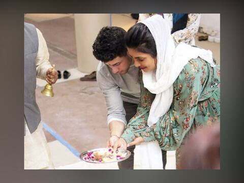 IN PICS | प्रियंका चोप्राचं न्यूयॉर्कमध्ये नवं रेस्टॉरंट; भारतीय खाद्यपदार्थांची मेजवानी IN PICS | प्रियंका चोप्राचं न्यूयॉर्कमध्ये नवं रेस्टॉरंट; भारतीय खाद्यपदार्थांची मेजवानी