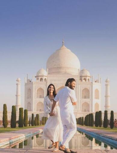 प्रेमाचं प्रतीक असणाऱ्या ताजमहालपुढं जणू ही जोडी त्यांच्या प्रवासाचीच ग्वाही देत आहे. 