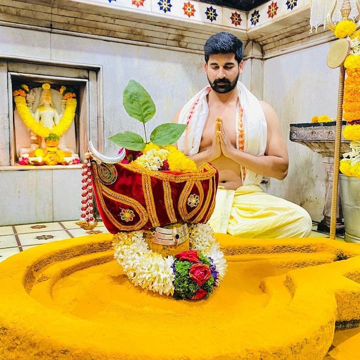 अक्षयसह या चित्रपटात अभिनेता आर्यन संतोष हगवणे, अभिनेत्री श्रेया पसलकर या कलाकारांच्या मुख्य भूमिका आहेत. याशिवाय अखिल भारतीय मराठी चित्रपट महामंडळाचे अध्यक्ष मेघराज भोसले यांनी ही चित्रपटात दमदार भूमिका साकारली आहे.