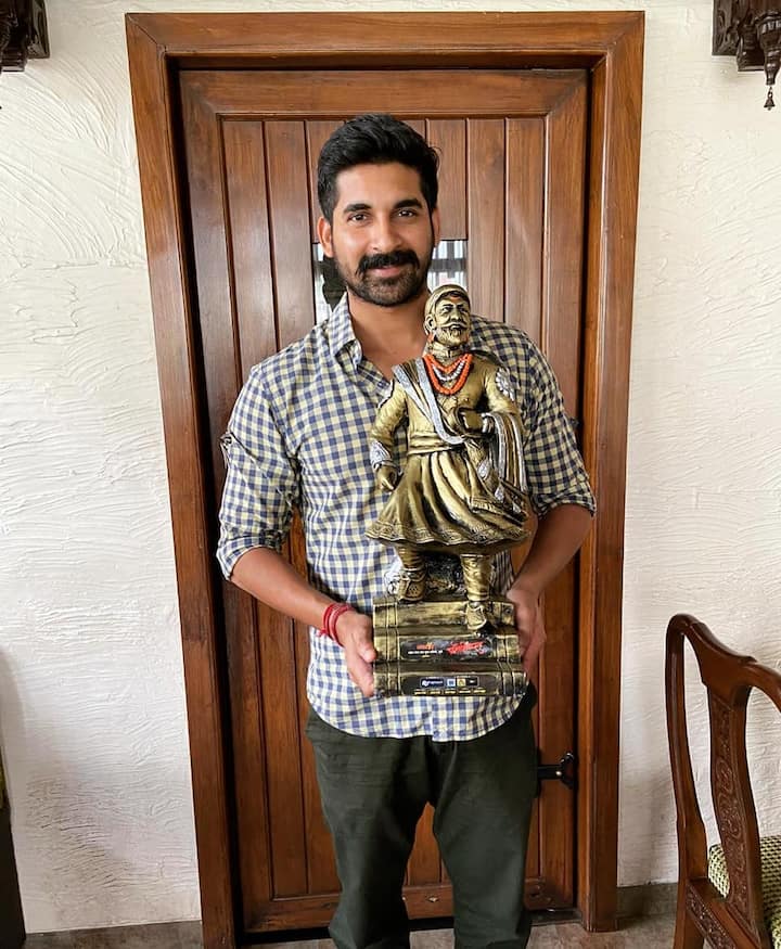 ग्रामीण राजकारणाचा आजवर न पाहिलेला पैलु 'खुर्ची' या सिनेमाद्वारे लवकरच मोठ्या पडद्यावर झळकण्यास सज्ज होत आहे.