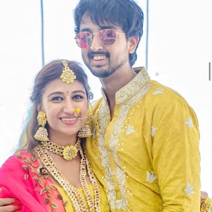 अभिनेत्री पद्मिनी कोल्हापूरे यांचा मुलगा प्रियांक शर्मा याचा विवाहसोहळा शाजा मोरानी हिच्यासह मालदीव येथे पार पडला. (छाया सौजन्य- @Padminikolhapure/Instagram)