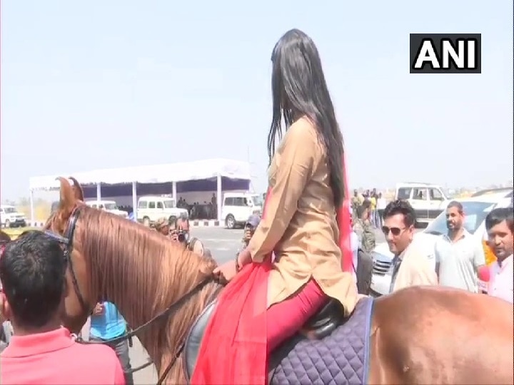 watch Jharkhand Woman Congress MLA gifted horse on International Womens Day rides it to Assembly International Women's Day 2021 | घोड्यावर स्वार होऊन महिला आमदार विधानसभेत येतात तेव्हा....