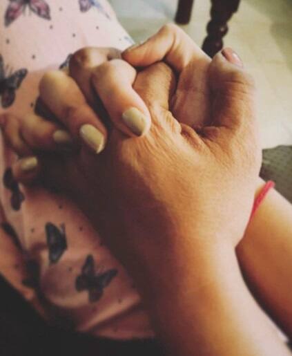 महिला दिनाच्या शुभेच्छा देत रियानं तिच्या आईचा हात हातात घट्ट पकडलेला एक अतिशय बोलका फोटो पोस्ट केला आहे. एक महिला जिनं आपल्याला आधार दिला, प्रेरणा दिली, सक्षम केलं असं म्हणत त्याच महिलेचं आपल्या जीवनातील स्थान तिनं या पोस्टच्या माध्यमातून सर्वांपर्यंत आणलं.