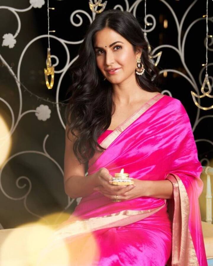 कतरिना कैफ भारतीय नाही, पण कतरिना जेव्हा भारतात आली त्यावेळी तिने भारतीय संस्कृती शिकून घेण्याचा प्रयत्न केला. आज इतक्या वर्षांनी मात्र ती भारतीय रंगात रंगून जाण्यात यशस्वी झाल्याचं पाहायला मिळालं. (Photo Credit - Instagram)