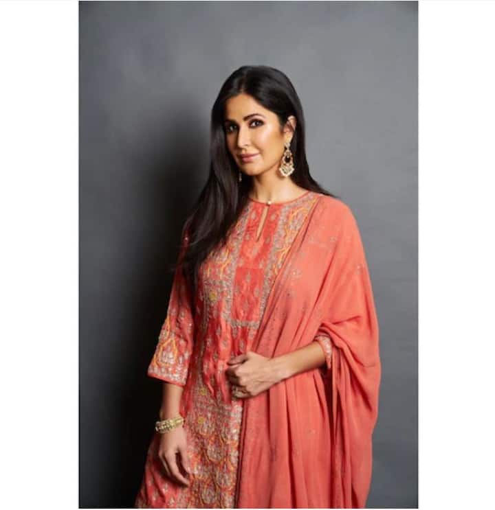 कतरिना कैफला इंडियन आउटफिट्स खूप आवडतात, अनेकदा ती भारतीय पेहरावात दिसून येते. मग तो सलवार असो वा साडी (Photo Credit - Instagram)