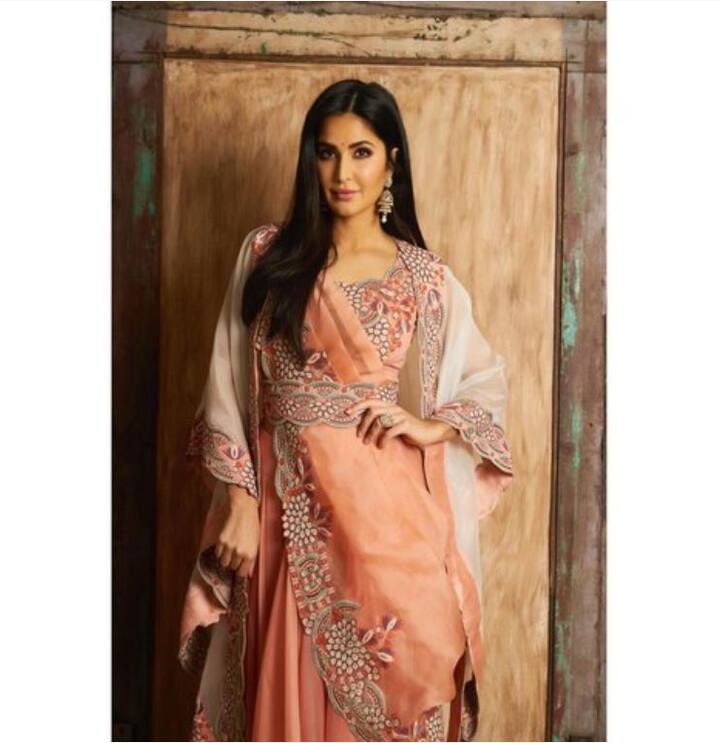 कतरिना आपल्या लूक्ससोबतही एक्सपरिमेंट्स करताना दिसून येते. कधी सिम्पल तर कधी स्टायलिश. चाहतेही तिच्या या लूक्सवर लाईक्सचा वर्षाव करतात. (Photo Credit - Instagram)