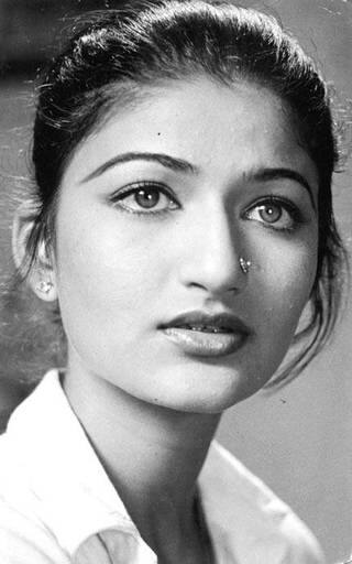 ਸਾਰਿਕਾ ਤੇ ਕਮਲ ਹਸਨ ਦਾ ਪਿਆਰ ਵੀ ਜੱਗ ਜਾਹਿਰ ਸੀ। ਸਾਰਿਕਾ ਵਿਆਹ ਤੋਂ ਪਹਿਲਾਂ ਹੀ ਮਾਂ ਬਣ ਗਈ ਸੀ।