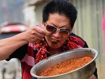 ਲੀ ਕਰਦਾ ਢਾਈ ਕਿਲੋ ਮਿਰਚਾਂ ਦਾ ਨਾਸ਼ਤਾ !