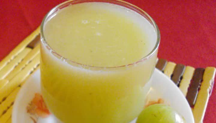 ਔਲਾ ਰਸ: ਔਲਾ ਸਾਡੀ ਸੂਚੀ ਵਿਚ ਸਭਤੋਂ ਉੱਤੇ ਹੈ ਅਤੇ ਇਸਨੂੰ ਅਮਰਤਾ ਦਾ ਰਸ ਮੰਨਿਆ ਜਾਂਦਾ ਹੈ, ਜੋ ਤੁਹਾਨੂੰ ਜਵਾਨ ਅਤੇ ਤੰਦਰੁਸਤ ਰੱਖਦਾ ਹੈ। ਦਿਨ ਵਿਚ ਦੋ ਵਾਰ ਔਲਾ ਰਸ ਪੀਣਾ ਚਮਤਕਾਰ ਲਿਆ ਸਕਦਾ ਹੈ, ਇਹ ਸਰੀਰਕ ਕੰਮਕਾਜਾਂ ਨੂੰ ਦਰੁਸਤ ਬਣਾਏ ਰੱਖਣ ਵਿਚ ਮਦਦ ਕਰਦਾ ਹੈ। ਔਲਾ ਰਸ ਦੇ ਤਕਰੀਬਨ 29 ਮੰਨੇ ਹੋਏ ਫਾਇਦੇ ਹਨ, ਜਿਨ੍ਹਾਂ ਵਿਚ ਮਧੁਮੇਹ ਨੂੰ ਕਾਬੂ ਰੱਖਣਾ, ਅਨੀਂਦਰਾ ਦਾ ਇਲਾਜ, ਮੋਟਾਪੇ ਨੂੰ ਘਟਾਣਾ, ਬੁਢਾਪੇ ਨੂੰ ਰੋਕਨਾ, ਰੂਸੀ ਦਾ ਇਲਾਜ ਅਤੇ ਕੈਂਸਰ ਦੀ ਰੋਕਥਾਮ ਸ਼ਾਮਿਲ ਹਨ। ਸਾਡਾ ਮਸ਼ਵਰਾ ਹੈ ਕਿ ਹਰ ਕਿਸੇ ਨੂੰ ਔਲਾ ਰਸ ਤਾਜ਼ਾ ਹੀ ਲੈਣਾ ਚਾਹੀਦਾ ਹੈ, ਮਗਰ ਜੇਕਰ ਤੁਸੀ ਇਸਨੂੰ ਬਣਾ ਨਹੀਂ ਸਕਦੇ ਤਾਂ ਇਹ ਕਿਸੇ ਵੀ ਮੇਡੀਕਲ ਸਟੋਰ ਤੇ ਸੌਖਾਂ ਹੀ ਮਿਲ ਸਕਦਾ ਹੈ।