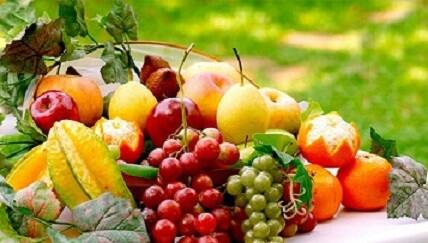 ਫਲ:ਆਪਣੀ ਭਾਗਮਭਾਗ ਭਰੀ ਜਿੰਦਗੀ ਵਿਚ, ਅਸੀ ਆਮ ਤੌਰ ਤੇ ਫਲਾਂ ਨੂੰ ਨਕਾਰਦੇ ਹਾਂ ਅਤੇ ਜਿਆਦਾਤਰ ਹਫਤੇ ਦੇ ਆਖਰੀ ਦਿਨਾਂ ਵਿਚ ਹੀ ਖਾਂਦੇ ਹਾਂ, ਜਦੋਂ ਅਸੀ ਆਰਾਮ ਕਰ ਰਹੇ ਹੁੰਦੇ ਹਾਂ ਅਤੇ ਘਰ ਤੇ ਹੁੰਦੇ ਹਾਂ। ਅਸੀ ਤੁਹਾਨੂੰ ਰੋਜ਼ਾਨਾ ਫਲ ਖਾਣ ਦੀ ਸਲਾਹ ਦਿੰਦੇ ਹਾਂ। ਫਲਾਂ ਤੋਂ ਭਰਪੂਰ ਖੁਰਾਕ ਖਾਣ ਨਾਲ ਦਿਲ ਦੇ ਦੌਰੇ ਅਤੇ ਦਿਲ ਦੀਆਂ ਦੂਜੀਆਂ ਬਿਮਾਰੀਆਂ ਦਾ ਖ਼ਤਰਾ ਘੱਟ ਹੋ ਜਾਂਦਾ ਹੈ। ਸੇਬ, ਕੇਲਾ, ਖਰਬੂਜਾ, ਅੰਗੂਰ, ਕੀਵੀ, ਨਾਰੰਗੀ ਅਤੇ ਅਨਾਰ ਵਰਗੇ ਫਲਾਂ ਨੂੰ ਸ਼ਾਨਦਾਰ ਫਲ ਮੰਨਿਆ ਜਾਂਦਾ ਹੈ, ਇਨ੍ਹਾਂ ਦੇ ਬਹੁਤ ਸਾਰੇ ਫਾਇਦੇ ਹਨ।