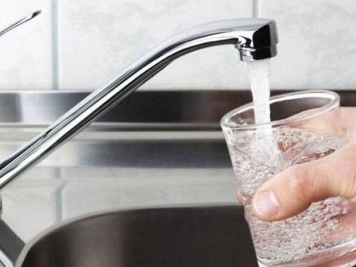 ਖੋਜ ਮੁਤਾਬਕ ਸਾਨੂੰ ਆਪਣੀ ਡਾਈਟ ਵਿੱਚ ਦਿਨ ਭਰ ਵਿੱਚ ਘੱਟ ਤੋਂ ਘੱਟ ਦੋ ਬੋਤਲਾਂ ਪਾਣੀ ਸ਼ਾਮਲ ਹੋਣਾ ਚਾਹੀਦਾ ਹੈ। ਮੰਨਿਆ ਜਾਂਦਾ ਹੈ ਕਿ ਪਾਣੀ ਦੀ ਕਮੀ ਕਾਰਨ ਵਿਅਕਤੀ ਕੌਮਾ ਵਿੱਚ ਜਾ ਸਕਦਾ ਹੈ। 