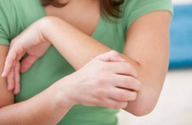 ਵਾਲਾਂ ਤੇ ਚਮੜੀ ਦੀਆਂ ਸਮੱਸਿਆਵਾਂ ਜਾਂ ਫੰਗਲ ਇਨਫੈਕਸ਼ਨ ਤੋਂ ਬਚਣ ਲਈ ਨਿੰਮ ਦਾ ਤੇਲ ਵਰਦਾਨ ਹੈ। 