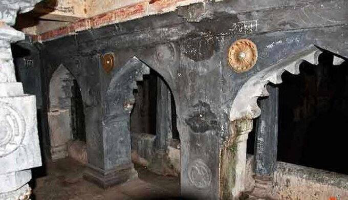  ਦੱਸਿਆ ਜਾਂਦਾ ਹੈ ਕਿ ਇੱਥੇ ਬੈਠ ਕੇ ਰਾਜਾ ਲੋਕਾਂ ਨੂੰ ਮਿਲਿਆ ਕਰਦੇ ਸਨ। ਇਸ ਖੂਹ ਦੀ ਬਨਾਵਟ ਅਜਿਹੀ ਹੈ ਕਿ ਗਰਮੀ ਦੇ ਦਿਨਾਂ 'ਚ ਠੰਢਾ ਰਹਿੰਦਾ ਹੈ ਤੇ ਠੰਢ ਦੇ ਦਿਨਾਂ 'ਚ ਗਰਮ। 