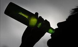 ਥਾਣੇ ਜਾਣ ਲਈ ਸ਼ਰਾਬੀ ਨੇ ਖੁਦ ਹੀ ਪੁਲਿਸ ਨੂੰ ਘੁੰਮਾਇਆ ਫੋਨ, ਹੈਰਾਨ ਕਰ ਦੇਵੇਗਾ ਅਗਲਾ ਤਮਾਸ਼ਾ...ਵੀਡੀਓ ਵਾਇਰਲ