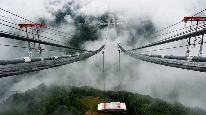 ਚੀਨ ਦੇ ਯੂਨਾਨ ਸੂਬੇ ਵਿੱਚ ਸਥਿਤ ਇਸ ਪੁਲ ਦਾ ਕੰਮ ਅਜੇ ਚੱਲ ਰਿਹਾ ਹੈ ਅਤੇ ਇਸ ਦੇ 2016 ਵਿੱਚ ਤਿਆਰ ਹੋਣ ਦੀ ਸੰਭਾਵਨਾ ਹੈ। ਇਹ ਪੁਲ 8 ਹਜ਼ਾਰ ਫੁੱਟ ਦੀ ਉਚਾਈ ਉੱਤੇ ਬਣਾਇਆ ਜਾ ਰਿਹਾ ਹੈ।