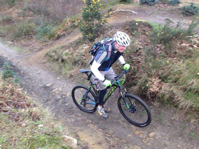 4. ਲਾਂਗ ਡਿਸਟੈਂਸ ਬਾਈਕ ਟੂਰ ਮਹੀਨੇ 'ਚ ਘੱਟੋ-ਘੱਟ ਇੱਕ ਵਾਰ ਦੋਸਤਾਂ ਨਾਲ ਬਾਈਕ ਟੂਰ 'ਤੇ ਨਿਕਲ ਜਾਓ। ਕੋਸ਼ਿਸ਼ ਕਰੋ ਕਿ ਪਹਾੜੀ ਇਲਾਕੇ 'ਚ ਜਾਓ। ਇਸ ਨਾਲ ਚੜ੍ਹਾਣ-ਢਲਾਨ 'ਤੇ ਸਾਈਕਲਿੰਗ ਨਾਲ ਲੋਅਰ ਬੌਡੀ ਤੇ ਕਾਡੀਓ ਐਕਸਰਸਾਈਜ਼ ਹੋ ਜਾਏਗੀ। ਨਾਲ ਹੀ ਤੁਸੀਂ ਜਿੰਮ ਦੀ ਬੋਰੀਅਤ ਤੋਂ ਵੀ ਬਚ ਜਾਓਗੇ। 