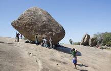 IN PICS: ਰਹੱਸਮਈ ਤਰੀਕੇ ਨਾਲ ਅਟਕਿਆ 2 ਲੱਖ ਕਿੱਲੋ ਦਾ ਪੱਥਰ