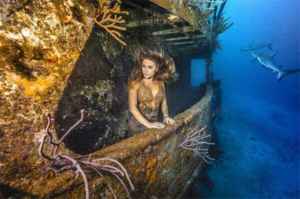 20 ਸਾਲਾਂ ਤੋਂ ਪ੍ਰੋਫੈਸ਼ਨਲ ਡਾਈਵਿੰਗ ਕਰ ਰਹੇ ਕਰੀਨਾ ਨੇ ਇਸ ਦੌਰਾਨ ਡਿਜ਼ਾਈਨਰ ਡ੍ਰੈਸਿਸ ਵੀ ਪਾਈਆਂ।