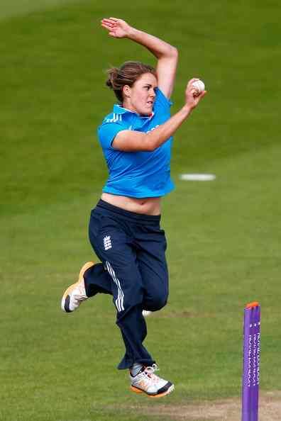 ਜਵਾਬ 'ਚ ਪਾਕਿਸਤਾਨ ਦੀ ਮਹਿਲਾ ਕ੍ਰਿਕਟ ਟੀਮ 166 ਰਨ 'ਤੇ ਆਲ ਆਊਟ ਹੋ ਗਈ ਅਤੇ ਇੰਗਲੈਂਡ ਨੇ ਮੈਚ 'ਤੇ 212 ਰਨ ਨਾਲ ਕਬਜਾ ਕਰ ਲਿਆ। ਇੰਗਲੈਂਡ ਲਈ ਐਨਿਆ ਸ਼ਰਬਸੋਲ ਨੇ 8.4 ਓਵਰਾਂ 'ਚ 19 ਰਨ ਦੇਕੇ 4 ਵਿਕਟ ਝਟਕੇ। 