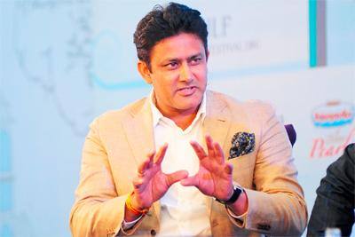 ਅਨਿਲ ਕੁੰਬਲੇ ਨੇ ਭਾਰਤ ਲਈ ਖੇਡਦਿਆਂ 2 ਦਹਾਕਿਆਂ ਤਕ ਦੇਸ਼ ਦੀ ਸੇਵਾ ਕੀਤੀ, ਅਤੇ ਹੁਣ ਇਹ ਖਿਡਾਰੀ ਕੋਚ ਬਣਕੇ ਟੀਮ ਨੂੰ ਜਿਤਾਉਣ ਦੀ ਕੋਸ਼ਿਸ਼ ਕਰੇਗਾ। ਅਨਿਲ ਕੁੰਬਲੇ ਨੇ ਟੀਮ ਇੰਡੀਆ ਲਈ 132 ਟੈਸਟ ਮੈਚ ਖੇਡੇ ਜਿਸ 'ਚ ਉਨ੍ਹਾਂ ਦੇ ਨਾਮ 619 ਵਿਕਟ ਦਰਜ ਹਨ। ਅਨਿਲ ਕੁੰਬਲੇ ਨੇ ਬੱਲੇਬਾਜ਼ੀ 'ਚ ਵੀ ਕਮਾਲ ਕੀਤਾ ਅਤੇ 1 ਸੈਂਕੜਾ ਅਤੇ 5 ਅਰਧ-ਸੈਂਕੜੇ ਠੋਕੇ। ਵਨਡੇ 'ਚ ਵੀ ਅਨਿਲ ਕੁੰਬਲੇ ਦਾ ਪ੍ਰਦਰਸ਼ਨ ਧਮਾਕੇਦਾਰ ਰਿਹਾ। 271 ਵਨਡੇ ਮੈਚਾਂ 'ਚ ਕੁੰਬਲੇ ਨੇ 337 ਵਿਕਟ ਝਟਕੇ।