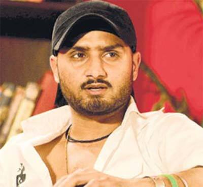 ਸ਼ਨੀਵਾਰ ਨੂੰ ਭੱਜੀ ਖਲੀ ਦੀ ਅਕੈਡਮੀ 'ਚ ਫੇਰੀ ਪਾਉਣ ਪੁੱਜੇ। ਮਿਹਮਾਨ ਬਣ ਕੇ ਆਏ ਭੱਜੀ ਨੂੰ ਖਲੀ ਨੇ ਗਦਾ ਦੇਕੇ ਸਨਮਾਨਿਤ ਕੀਤਾ। 