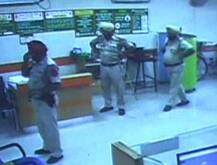 ਗਾਹਕ ਨੇ ਬੈਂਕ ਕਰਮੀਆਂ ਦੇ ਸਾਹ ਸੂਤੇ, ਸੀਸੀਟੀਵੀ \'ਚ ਕੈਦ ਤਸਵੀਰਾਂ