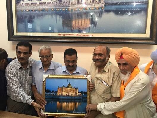 ਮੰਦਰ ਕਮੇਟੀ ਵੱਲੋਂ ਇਸ ਮੌਕੇ ਕੇਜਰੀਵਾਲ ਨੂੰ ਸਨਮਾਨਿਤ ਵੀ ਕੀਤਾ ਗਿਆ। 